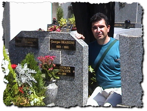 El traductor junto a la tumba de Brassens en el cementerio de Py. Sète.